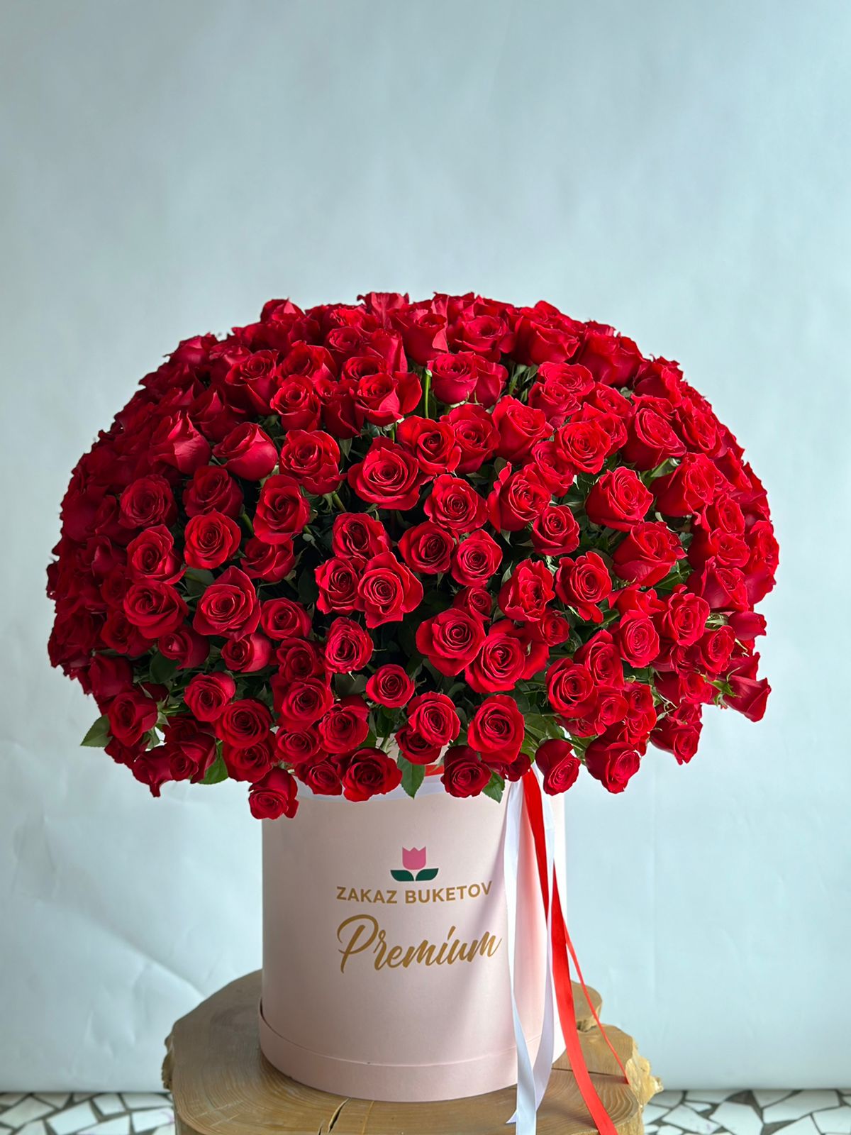 VIP Композиция "Пламенный привет" из красных роз в премиальной брендированной коробке