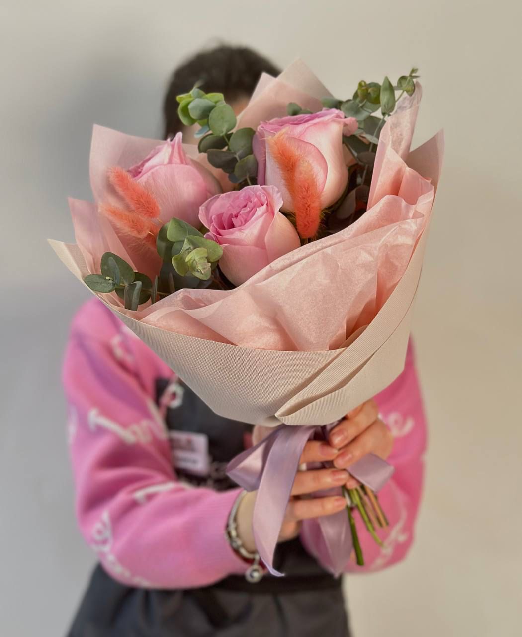 Букет "Лето" из роз, эвкалипта и сухоцветов
