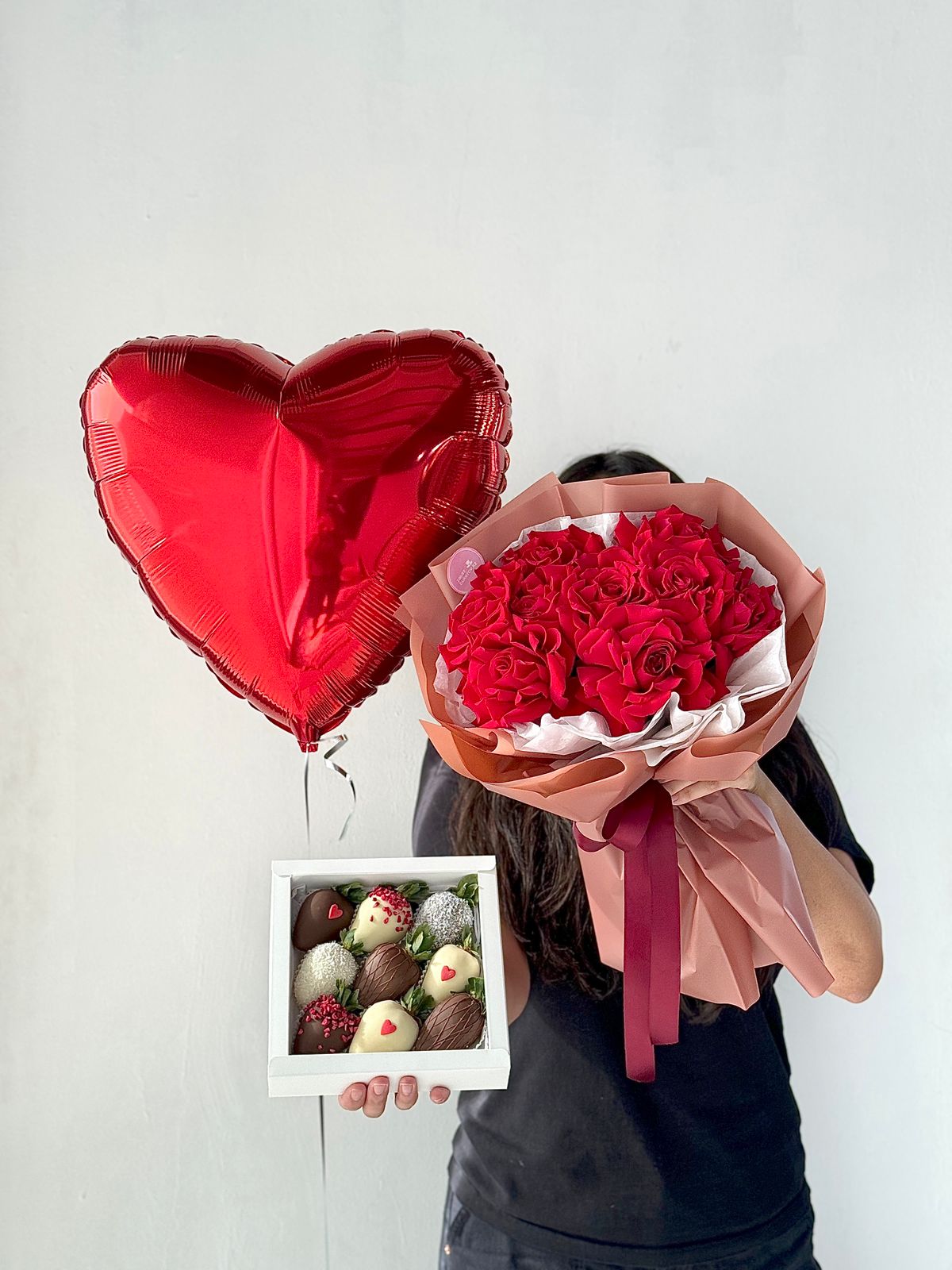 Сет "Анонс любви" букет красных роз, шарик и клубника в шоколаде