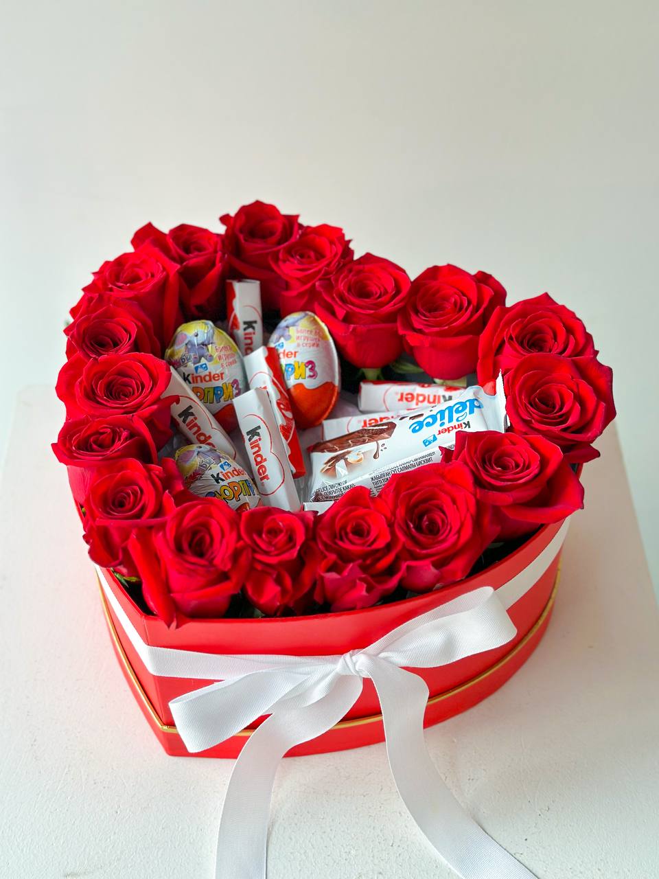 Композиция "Улыбнись" из роз и сладостей а коробке в форме сердца