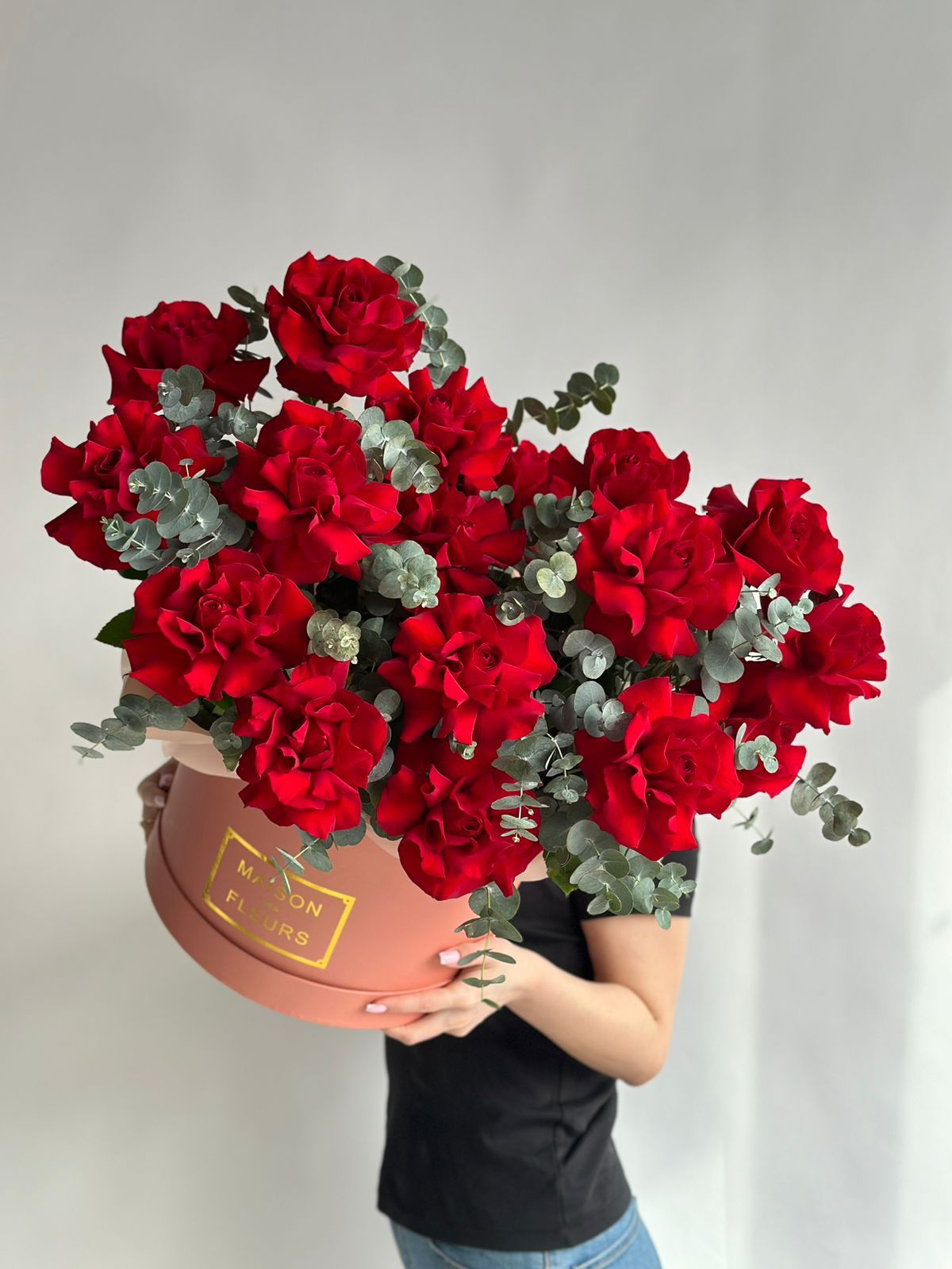 Композиция "Рейнира" из красных вывернутых роз с эвкалиптом в коробке