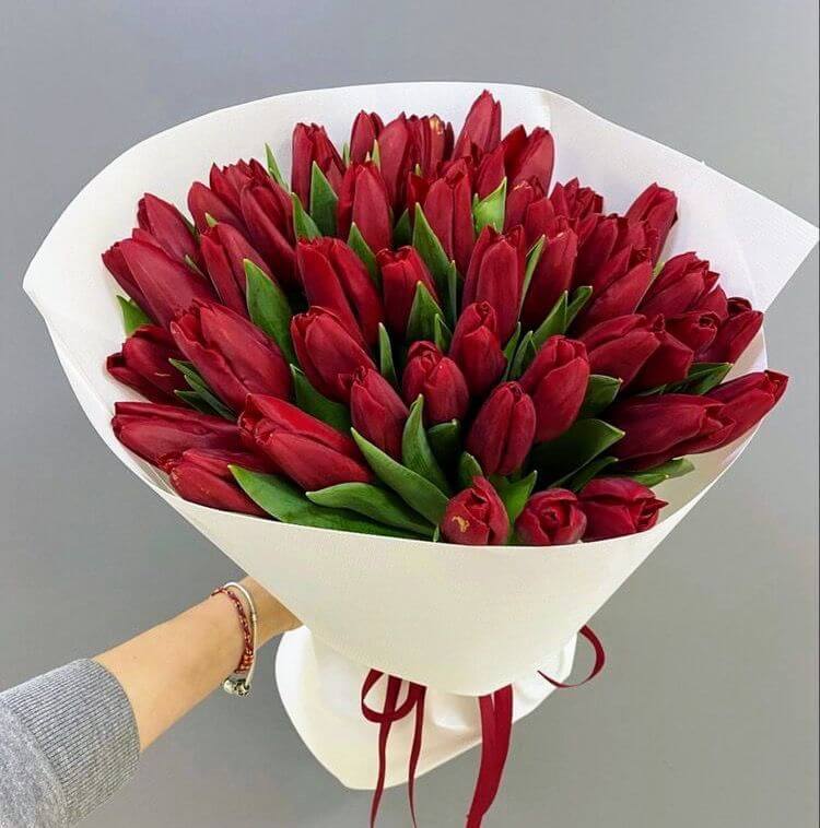 Букет из 35 красных голландских тюльпанов в оформлении