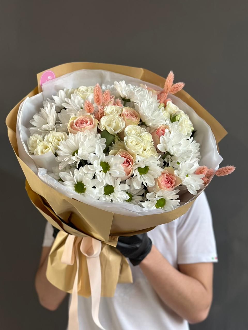 Композиция "Раймонд" из хризантем, роз и сухоцветов