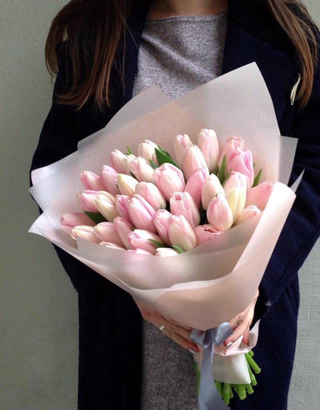 Букет из 35 розовых голландских тюльпанов в оформлении