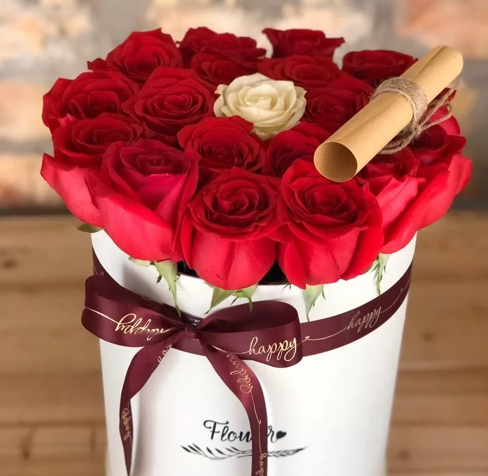 25 красных  роз в коробке