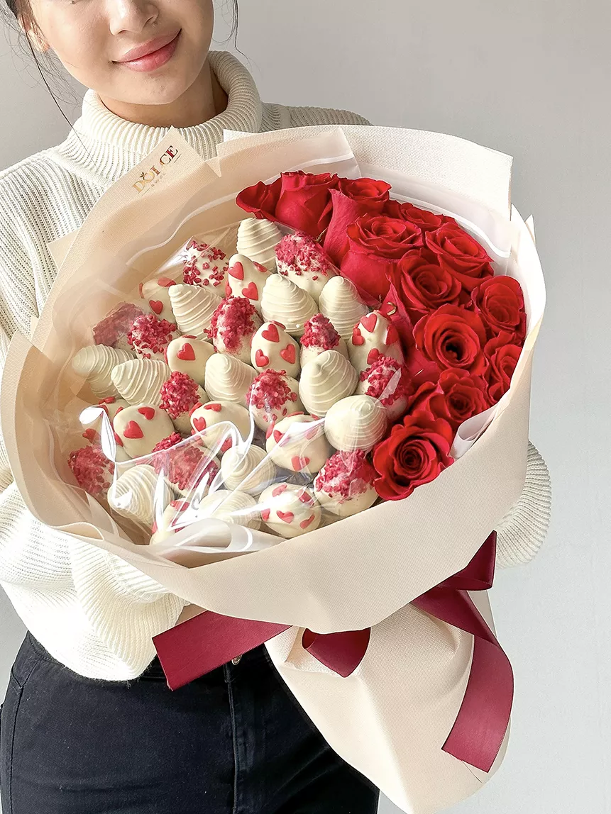 Клубничный букет "Феерия" М из клубники в белом шоколаде и голландских роз