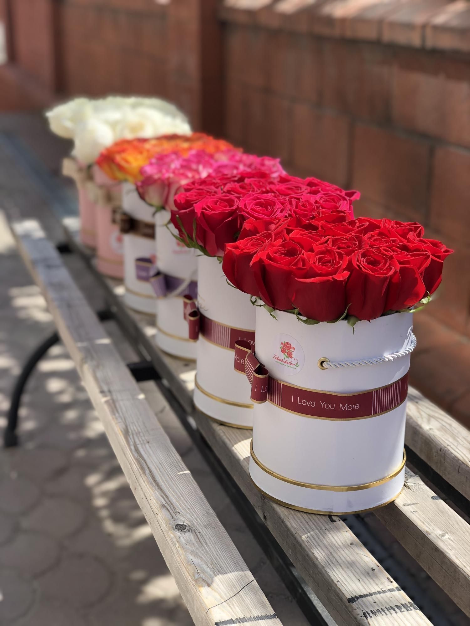15 голландских роз в коробку разных цветов