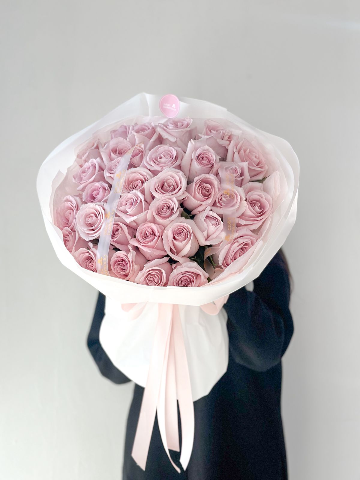 Букет "Лиловая нежность" из 33 голландских роз в стильном оформлении