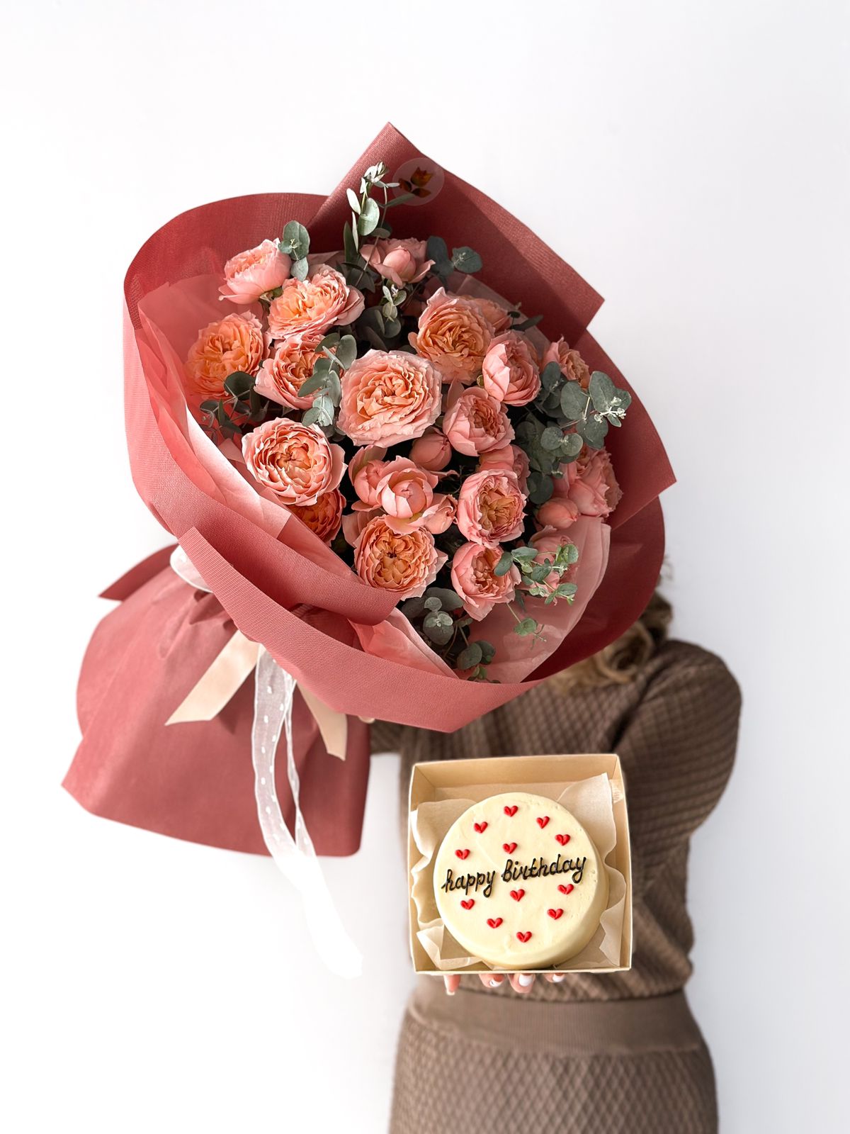 Сет "Огненный" букет из 7 пионовидных спрей роз и бенто тортик 