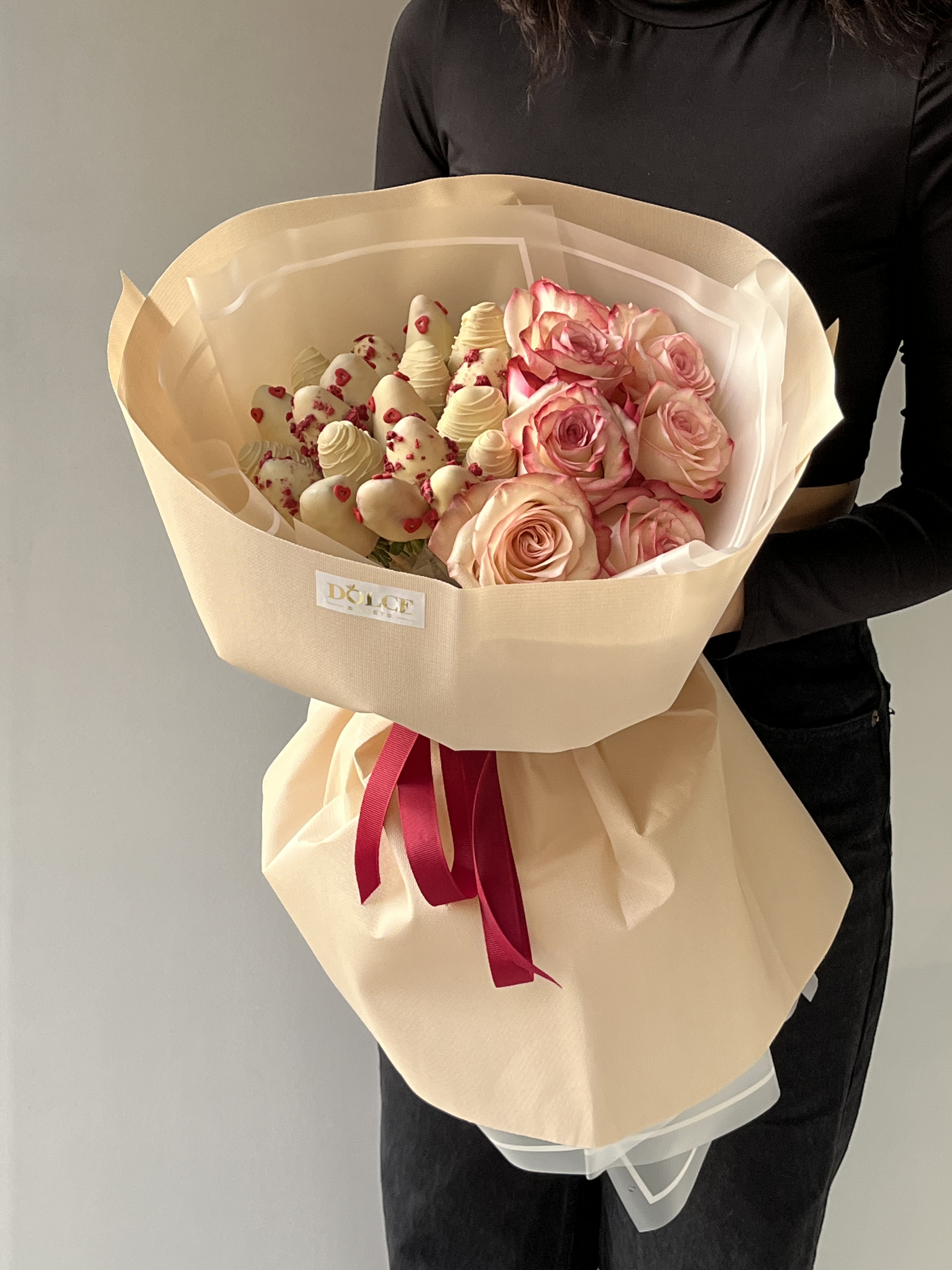 Клубничный букет "Феерия" S из клубники в белом шоколаде и роз