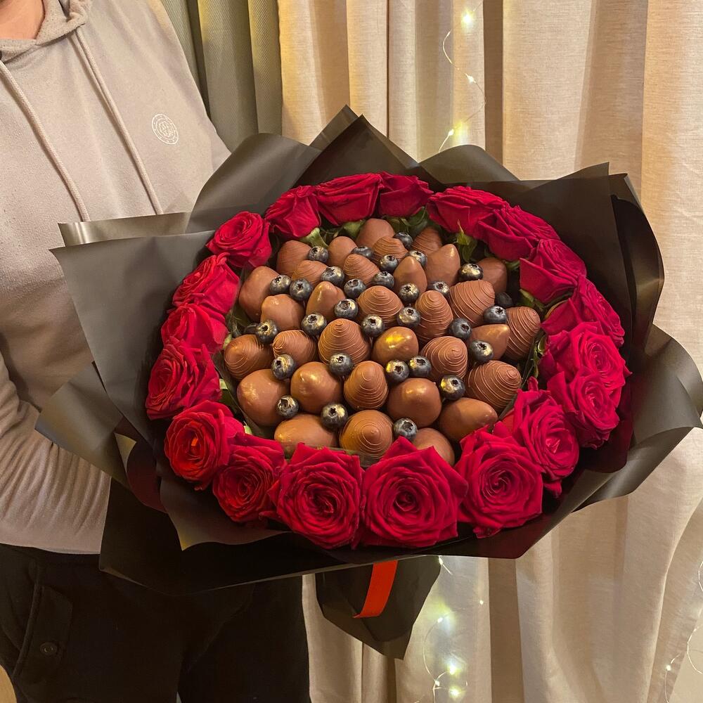 Клубничный букет с цветами "Quasar" из клубники в шоколаде с розами