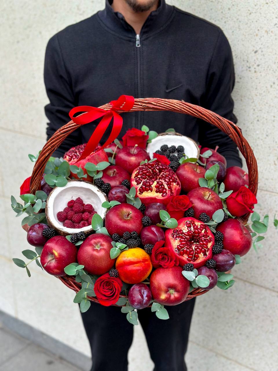 Корзина "Фруктовое искусство" из фруктов и цветов