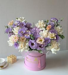 Композиция "Violetta" из гортензий, лизиантусов, роз и кукурбиты в коробке
