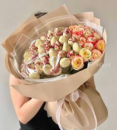 Клубничный букет "Феерия" L из клубники в белом шоколаде и роз