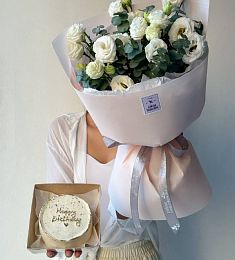 Сет "Кай и бенто торт" букет из лизиантусов и бенто тортик