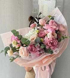 Букет "Sempiternal" из роз, лизиантусов и эвкалипта