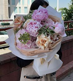 Букет "Honey" пионов и роз