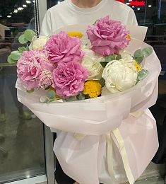 Букет "Extraterrestrial" из роз и пионов