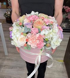 Букет в коробке "Розовые мечты" из роз и гвоздик