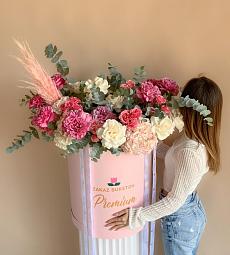 Композиция "Цветочное обилие"  в премиальной коробке