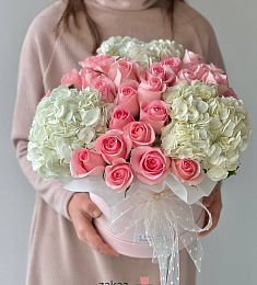 Композиция в коробку "Кападокия" из гортензий и роз