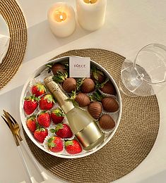 Клубничный бокс "Бархат" из клубники в шоколаде и шампанского