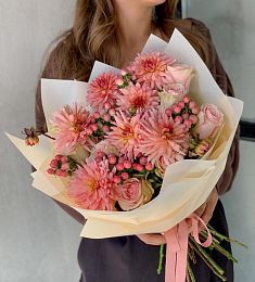 Букет “Ревиваль” из Георгин, Гипперикум и роз