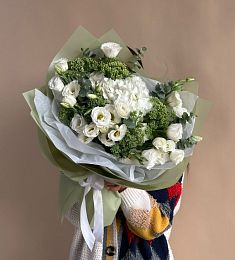 Композиця "Green" из гортензии, лизиантуса и зелени