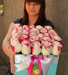 Квадратная коробка с пером и розой