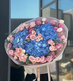 Букет "Анна" из гортензий, лизиантусов и спрей роз