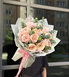 Букет "Плутон" из пионовидных роз и эвкалипта