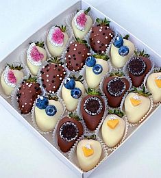 Клубничный бокс "Daniel" клубника в белом и молочном шоколаде