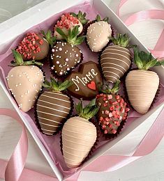 Клубничный бокс "Мамочка" клубника в шоколаде и шоколадное сердце