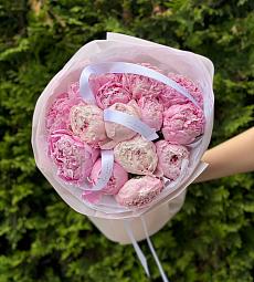15 розовых голландских пионов в оформлении