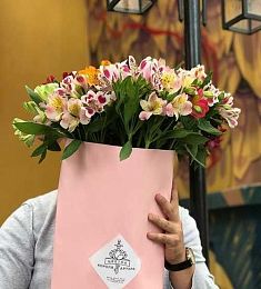 Букет "Альстромерия" из гвоздик и альстромерий