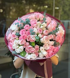 Букет "Леон" из спрей роз и эвкалипта