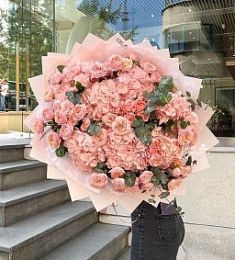 Букет "Aesthetic" М из гортензий и пионовидных спрей роз