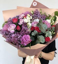 Букет "Нежный шелест" из роз, протеи, сирени, гвоздик и пионов