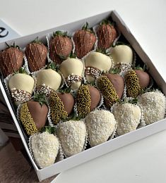 Клубничный бокс "Ричи" M клубника в белом и молочном итальянском шоколаде