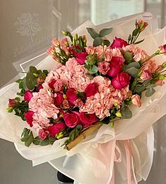 Композиция "Тропикана" из гортензий, роз, лизиантусов и эвкалипта 