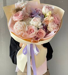 Букет "Солнечный лучик" из роз и пионов