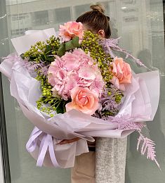 Букет "Эрмитаж" из гортензий и роз 