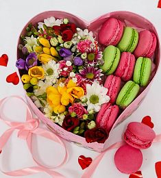 Макаронс с цветами в сердечке