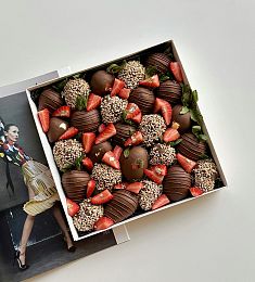 Клубничный бокс "Шик" клубника в шоколаде с нарезкой из свежей клубники