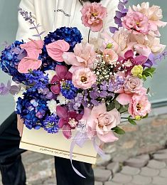 Композиция в коробку "Душа поэта" из гортензий, Лизиантуса и роз