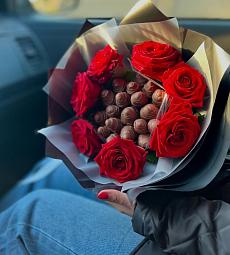 Клубничный букет с цветами "ChocoBliss" клубника в молочном шоколаде с голландскими розами