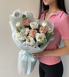 Букет "Сэнди"из лизиантусов и гвоздик