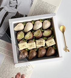 Клубничный бокс "Тропикана" из клубники в белом и молочном шоколаде. 