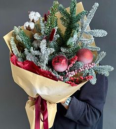 Букет "Аромат зимы" из нобилиса, илекса, лагуруса и хлопка с игрушками