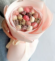 Клубничный букет Гламур S из клубники в розовом, белом и молочном шоколаде